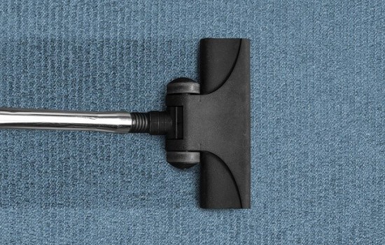 Plamy na dywanie – najlepsze metody wywabiania
